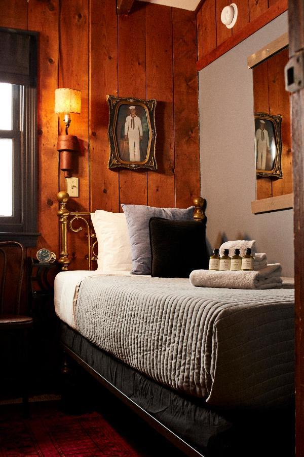 Crew'S Quarters Boarding House - Caters To Men Hotel Provincetown Buitenkant foto